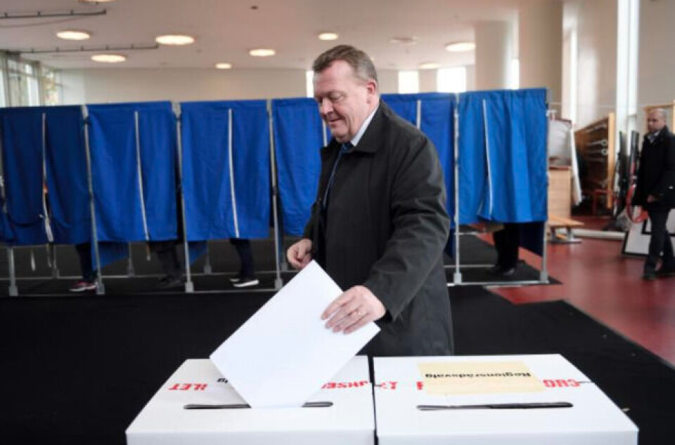 Lars Løkke Rasmussen afgiver her sin stemme til kommunalvalget. Det skete på Nyboder Skole i København.