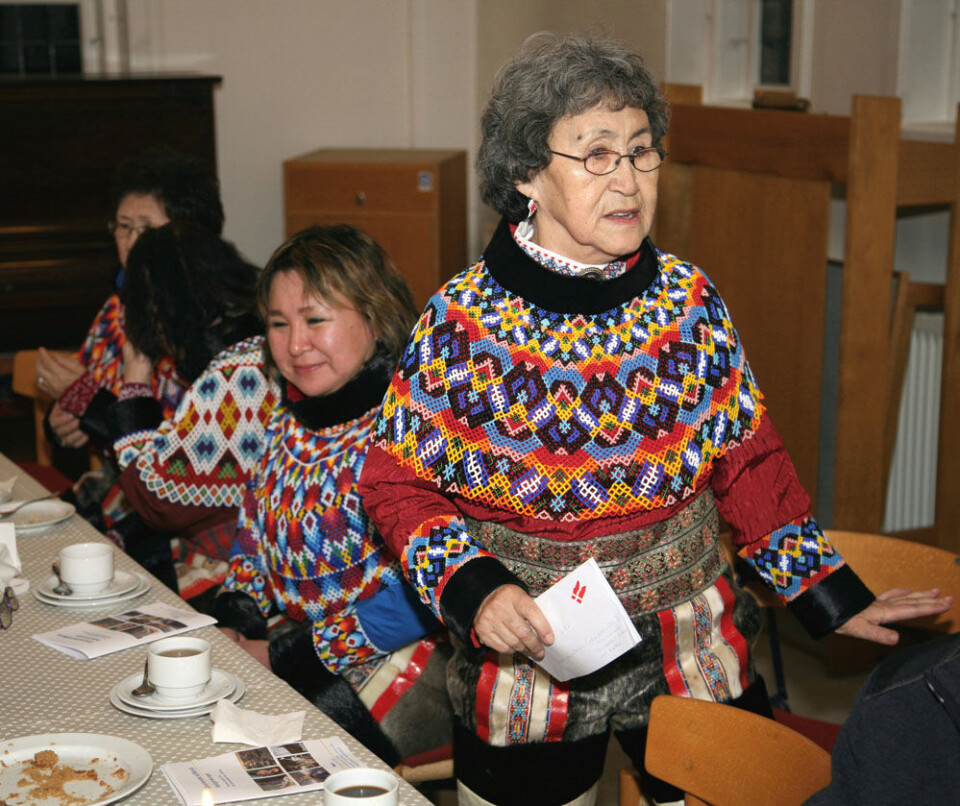 En velfortjent kop kaffe til Umiaqkoret med Karen Pertersen i forgrunden efter endnu en fornem præstation. Foto: Knud Fl. Larsen Foto: Knud Fl. Larsen Umiaqkoret på plads i Thomas Kingos Kirke i Odense. Foto: Knud Fl. Larsen Biskop Sofie Petersen på prædikestolen. Foto: Knud Fl. Larsen En velfortjent kop kaffe til Umiaqkoret med Karen Pertersen i forgrunden efter endnu en fornem præstation. Foto: Knud Fl. Larsen Foto: Knud Fl. Larsen Umiaqkoret på plads i Thomas Kingos Kirke i Odense. Foto: Knud Fl. Larsen Biskop Sofie Petersen på prædikestolen. Foto: Knud Fl. Larsen