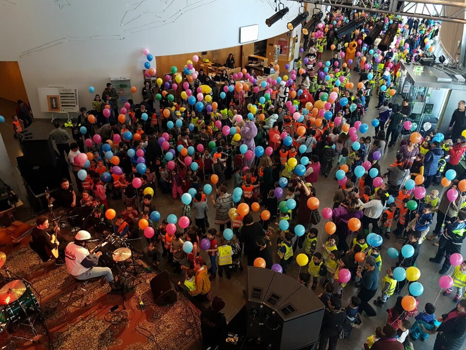 De små børn har sat et farverigt præg på kulturhusets jubilæumsfest. Katuaq