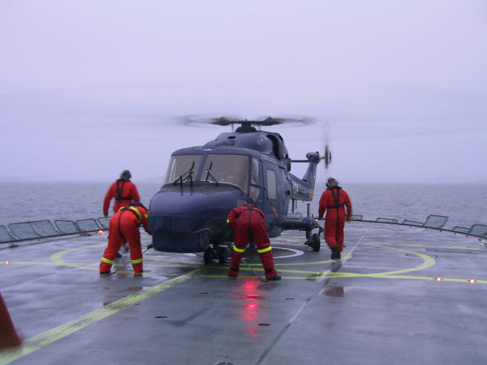 En Lynx-helikopter kæmper med at lande på dækket af ”Ejnar Mikkelsen” under stor bølgegang. Kilde: YouTube.com En Lynx-helikopter kæmper med at lande på dækket af ”Ejnar Mikkelsen” under stor bølgegang. Kilde: YouTube.com En Lynx-helikopter kæmper med at lande på dækket af ”Ejnar Mikkelsen” under stor bølgegang. Kilde: YouTube.com