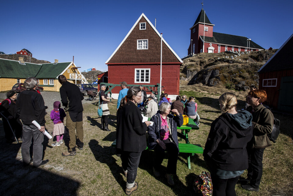 Receptionen flyttede udenfor i det gode sommervejr. Selve udstillingen er i museets gamle butik, der er den røde bygning i midten af billedet. Foto: Mads Pihl, Destination Arctic Circle Udstillingslokalet rummer blandt andet malerier, skulpturer, smykker, tøj, fedstensfigurer, moskusprodukter og tupilakker. Foto: Mads Pihl, Destination Arctic Circle Museumsleder Ólafur Rafnar Ólafsson åbner officielt udstillingen og takker deltagerne for deres bidrag til udstillingen. Foto: Mads Pihl, Destination Arctic Circle Receptionen flyttede udenfor i det gode sommervejr. Selve udstillingen er i museets gamle butik, der er den røde bygning i midten af billedet. Foto: Mads Pihl, Destination Arctic Circle Udstillingslokalet rummer blandt andet malerier, skulpturer, smykker, tøj, fedstensfigurer, moskusprodukter og tupilakker. Foto: Mads Pihl, Destination Arctic Circle Museumsleder Ólafur Rafnar Ólafsson åbner officielt udstillingen og takker deltagerne for deres bidrag til udstillingen. Foto: Mads Pihl, Destination Arctic Circle Receptionen flyttede udenfor i det gode sommervejr. Selve udstillingen er i museets gamle butik, der er den røde bygning i midten af billedet. Foto: Mads Pihl, Destination Arctic Circle