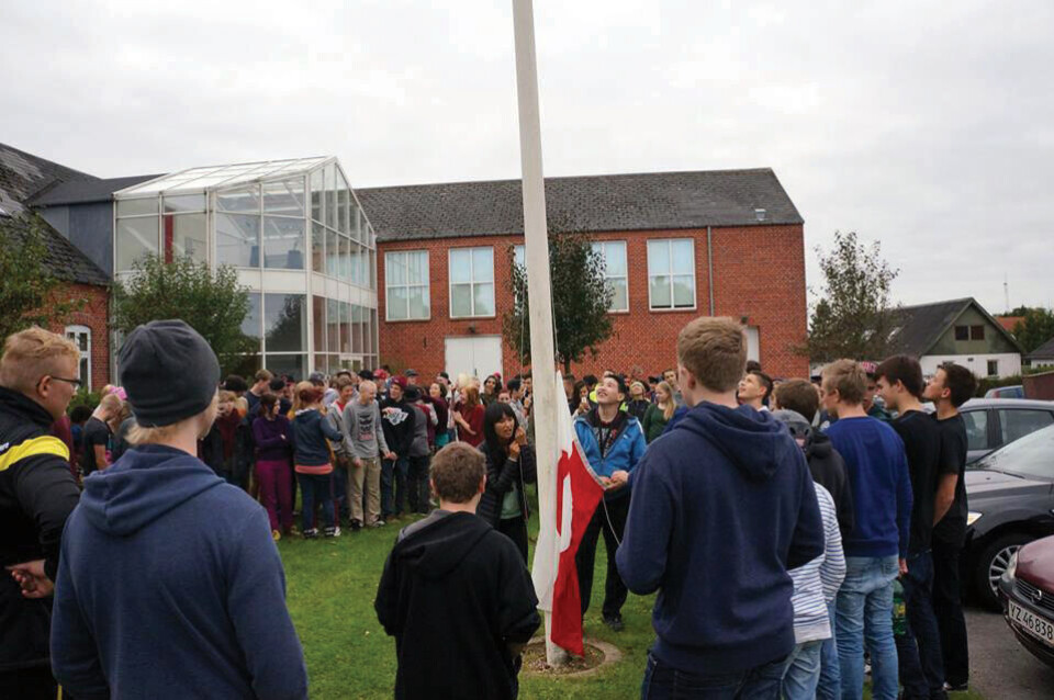 Mens debatten raser om frafald blandt grønlandske efterskoleelever i Danmark, kan Foreningen Grønlandske Børn melde om glade deltagere i deres projekt ‘Allu’ Tjele Efterskole, flaghejsning