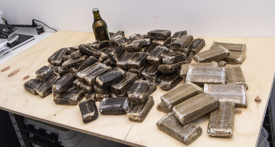 Manden er tiltalt for indsmugling af 16 kilo hash skjult i møbler. (Arkivfoto)