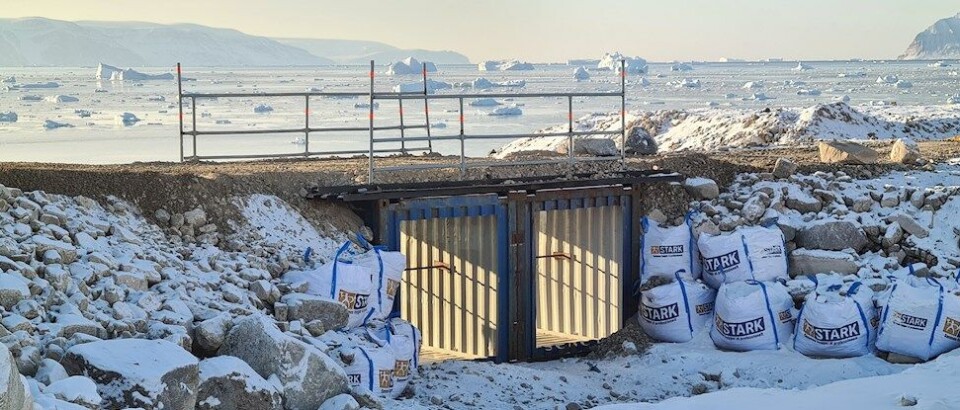 Materialer der er tilgængelige i Qaanaaq er blevet brugt til en midlertidig vej mellem byen og lufthavnen.