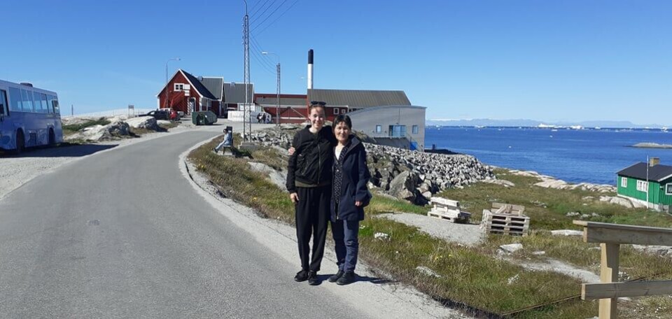Laura Lund Jakobsen sammen med sin mor Sofie Thomsen Jakobsen ved Ilulissat sygehus.