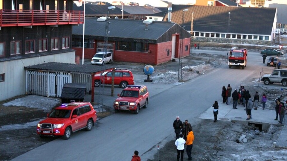 Et større opbud af politi- og brandbiler kunne torsdag aften konstatere, at der heldigvis ingen brand var på Jern- og metalskolen i Nuuk. Foto: Toke Brødsgaard