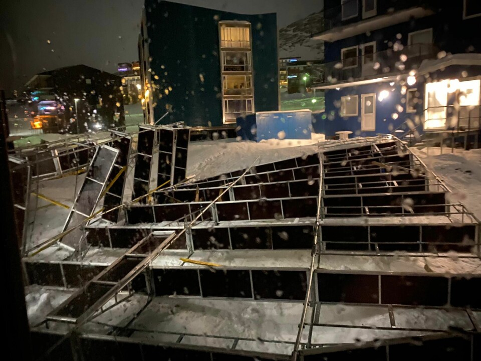 Nogle borgere i Nuuk ved Qinngorput vågnede op til et brag, da et bygningsstilads væltede i nat. Dorthe OlsenBilleder fra eftermiddags. Foto: Leiff JosefsenKogende vand i termokander. Klar til en eventuel strømsvigt hos Ulla Siverthsen. Assi nammineq pigisaq / privatfotoLED-lys klar i forskellige rum hos Ulla og hendes familie. Assi nammineq pigisaq / privatfotoNogle borgere i Nuuk ved Qinngorput vågnede op til et brag, da et bygningsstilads væltede i nat. Dorthe OlsenBilleder fra eftermiddags. Foto: Leiff JosefsenKogende vand i termokander. Klar til en eventuel strømsvigt hos Ulla Siverthsen. Assi nammineq pigisaq / privatfotoLED-lys klar i forskellige rum hos Ulla og hendes familie. Assi nammineq pigisaq / privatfoto