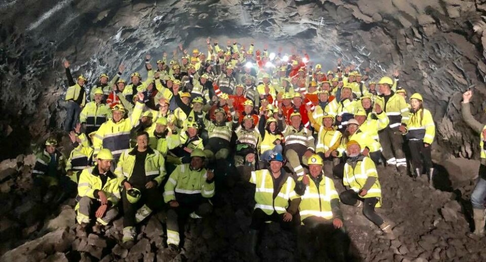 Borebisserne fik hul igennem dybt nede under Atlanterhavets overflade i Skálafjørður-bugten fredag eftermiddag. En vigtig milepæl for Færøernes største infrastrukturprojekt til to milliarder kroner.