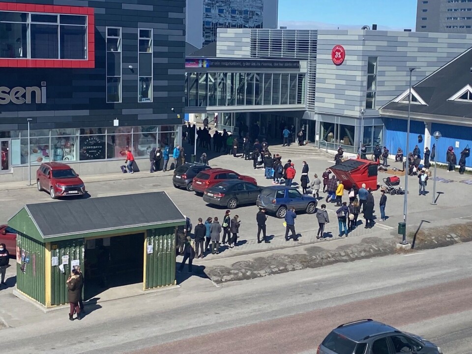 Sådan ser det ud, når der er kø til testcentret i centrum af Nuuk.