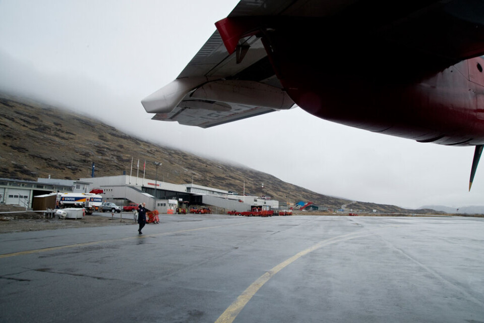Sikkerhedslandingen fandt sted i Kangerlussuaq. Flyet på fotoet er et Air Greenland-fly, og det har således ikke været berørt at hændelsen Brændstof, Kangerlusuaq, Air Greenland, Mittarfeqarfiit