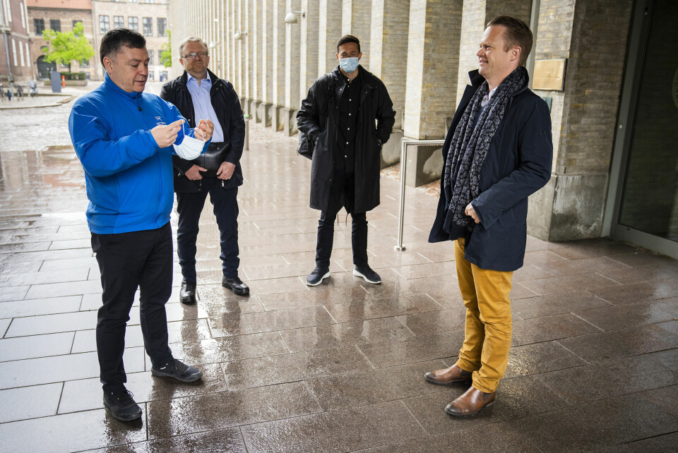 Pele Broberg ses her sammen med Jeppe Kofod til højre foran det danske udenrigsministerium søndag.