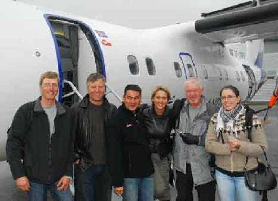 Direktør i Nuuk Tourism, Flemming Nicolaisen, omgivet af islændinge fra Air Iceland.