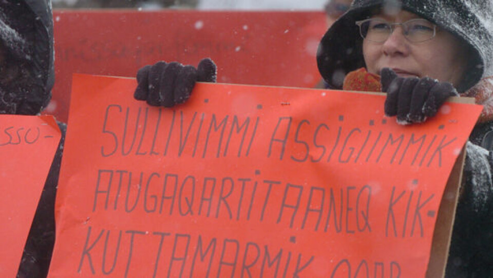 SIKp naalakkersuisut aperai ukiunik 20-nik utersaartoqarniarnersoq, tikisitat nunaqavissullu assigiimmik akissaateqartinneqarnerat 1993-imi eqqunneqarnikuummat. Ass.: Leiff Josefsen.