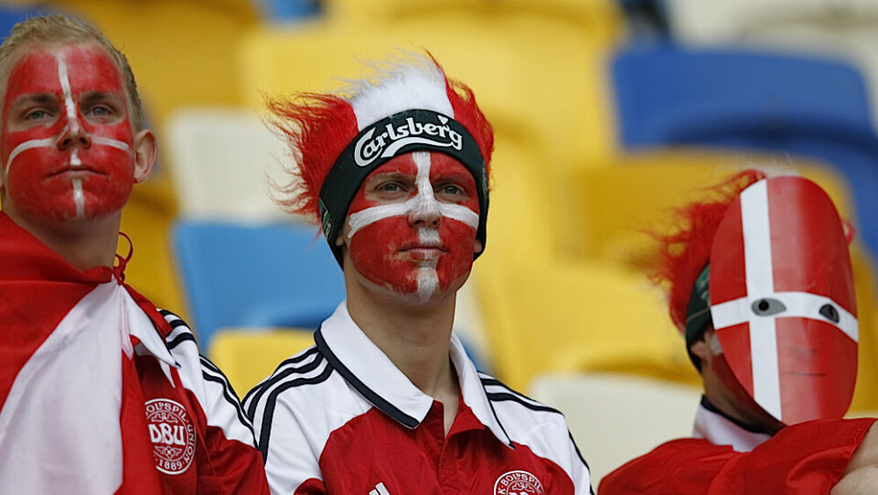 Danske roligans på stadionet 'Arena Lviv' før EM gruppe B-kampen mod Portugal, onsdag i byen Lviv i Ukraine. Foto: Jens Dresling/POLFOTO