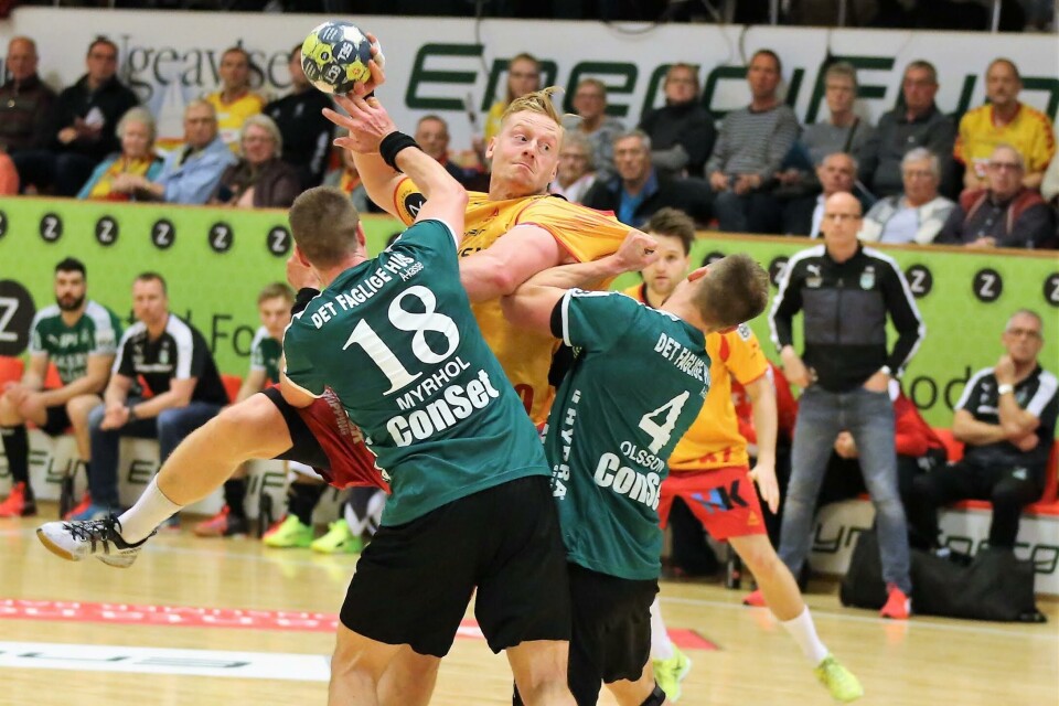 GOGs norske stregspiller Henrik Jakobsen i hård kamp med landsmanden og stregkollegaen Bjarte Myrhol og Skjerns svenske back Markus Olsson. Knud Fl. LarsenGøran Søgaard Johannesen i fuldendt balance. Knud Fl. LarsenHenrik Jakobsen, Lasse Kronborg og Lasse Møller på hårdt arbejde i GOG forsvaret. Knud Fl Larsen