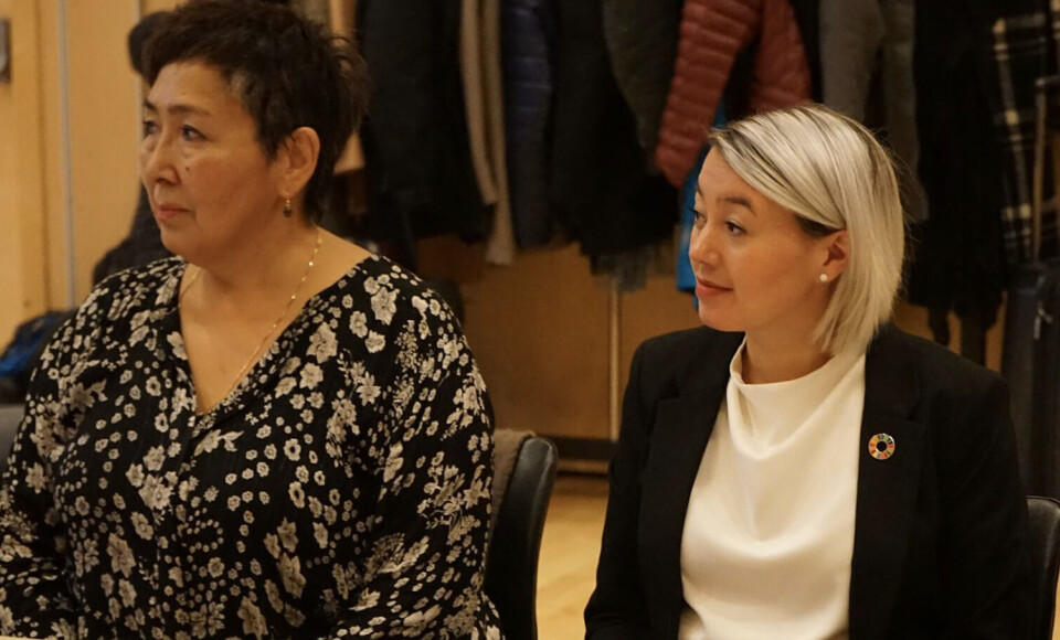 Borgmestrene Ane Hansen og Charlotte Ludvigsen - begge IA-politikere - ses her under deres besøg i Tromsø.