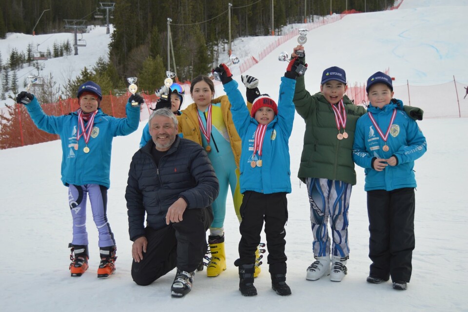Børn med medajler fra NS-84. Hans B. Noahsen / NS-84Deltagere fra den nye skiklub, Nuuk Ski Club. Nuuk Ski ClubMathilde og Hans Lynge med medaljer. Nuuk Ski ClubGuld medajle til Jesper Labansen. Nuuk Ski ClubFlere medaljer tages hjem til Grønland efter DM i alpint skiløb i Norge. Her er deltagere fra NS-84. NS-84Medaljer til SSP Alpin Sisimiut. SSP Alpin Sisimiut Hans B. Noahsen / NS-84Børn med medajler fra NS-84. Hans B. Noahsen / NS-84Deltagere fra den nye skiklub, Nuuk Ski Club. Nuuk Ski ClubMathilde og Hans Lynge med medaljer. Nuuk Ski ClubGuld medajle til Jesper Labansen. Nuuk Ski ClubFlere medaljer tages hjem til Grønland efter DM i alpint skiløb i Norge. Her er deltagere fra NS-84. NS-84Medaljer til SSP Alpin Sisimiut. SSP Alpin Sisimiut Hans B. Noahsen / NS-84Børn med medajler fra NS-84. Hans B. Noahsen / NS-84