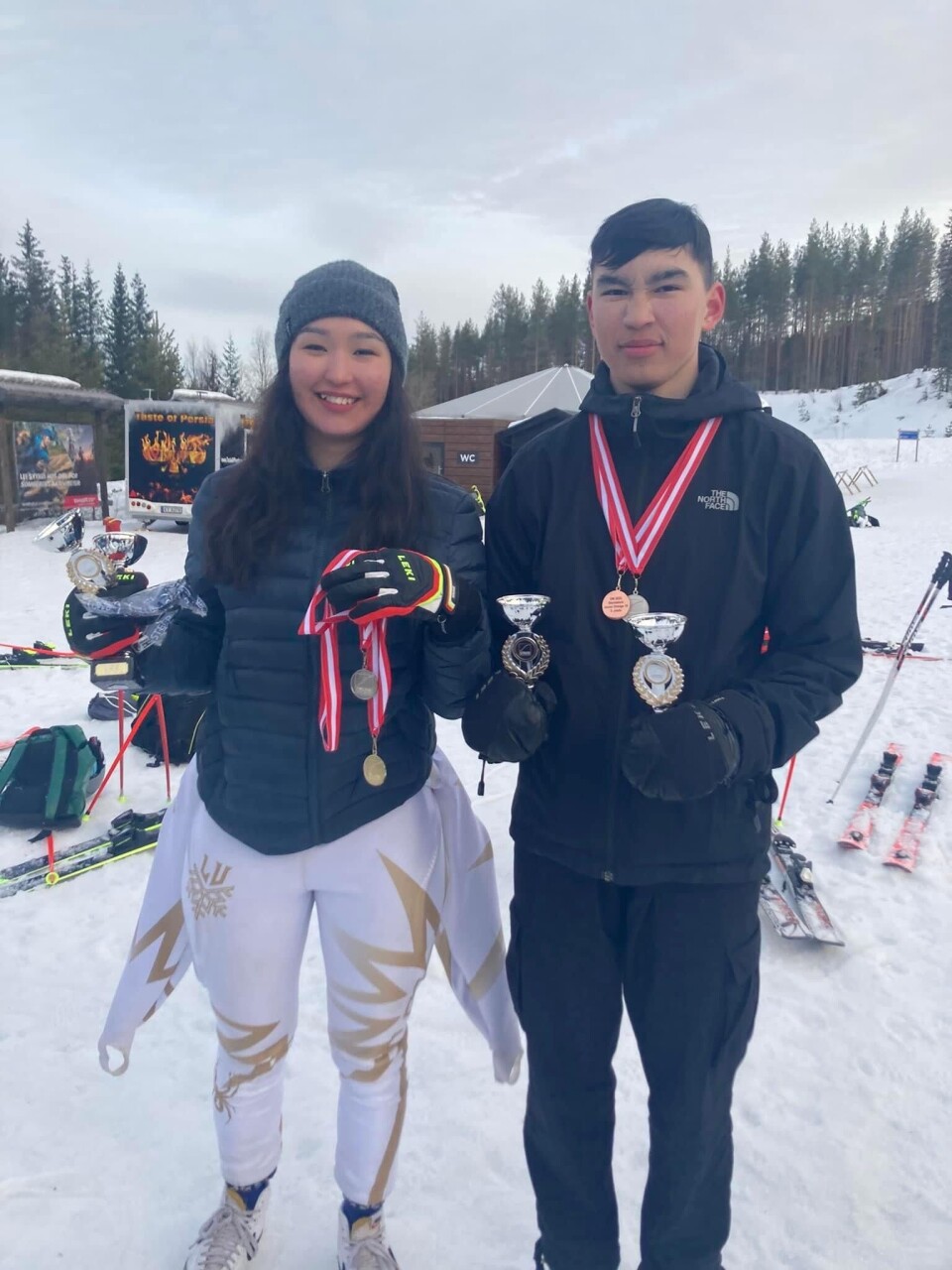 Mathilde og Hans Lynge med medaljer.
