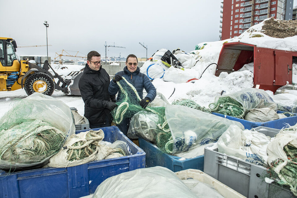 Cuno Jensen og Brian Skovgård står med gammelt udtjent fiskergarn, der skal sendes til genbrug i Estland i en 40 fods container