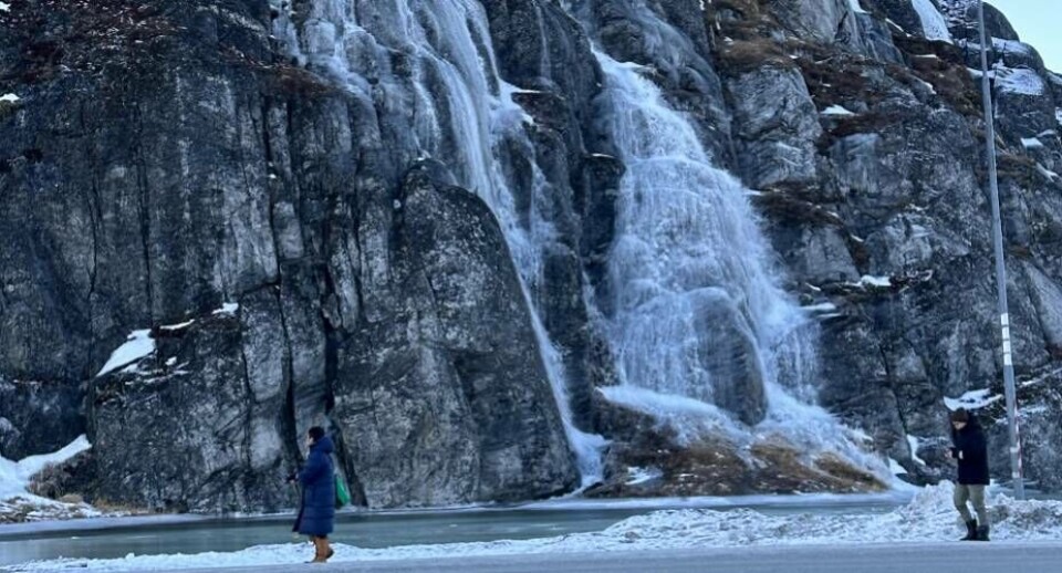 Nukissiorfiit har travlt med at få styr på vandet der lige nu fosser ud af vandreservoiret i Nuuk.