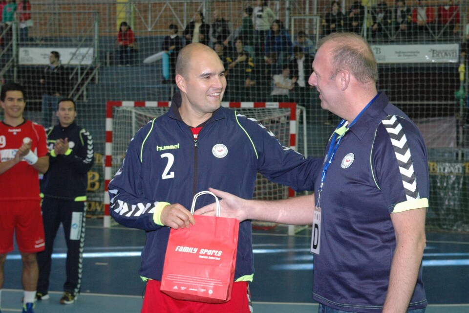 Rasmus Larsen spillede sin landskamp nummer 100 for Grønland i kampen mod Venezuela. Her modtager han en gave (en spilletrøje fra Venezuela) af delegationsleder Kurt Lauritsen, der næsten er oppe på samme antal. Foto: John Jakobsen Rasmus Larsen og Minik Dahl Høegh satte hver rekorder i de seneste to kampe. Minik Dahl Høegh scorede 16 mål i en landskamp – det er rekord. Rasmus larsen har spillet 100 landskampe – det er rekord. Foto: John Jakobsen Angutimmarik Kreutzmann får stoppet et venezualsk angreb. Foto: John Jakobsen Målmand Lars Kjølby kan ikke hindre en scoring fra Venezuela. Foto: John Jakobsen Grønlands Håndbold Forbund spillede sin herrelandskamp nummer 100. Her modtager delegationsleder Kurt Lauritzen en gave fra det pan amerikanske håndboldforbund – og et tillykke med milepælen er brudt. Foto: John Jakobsen