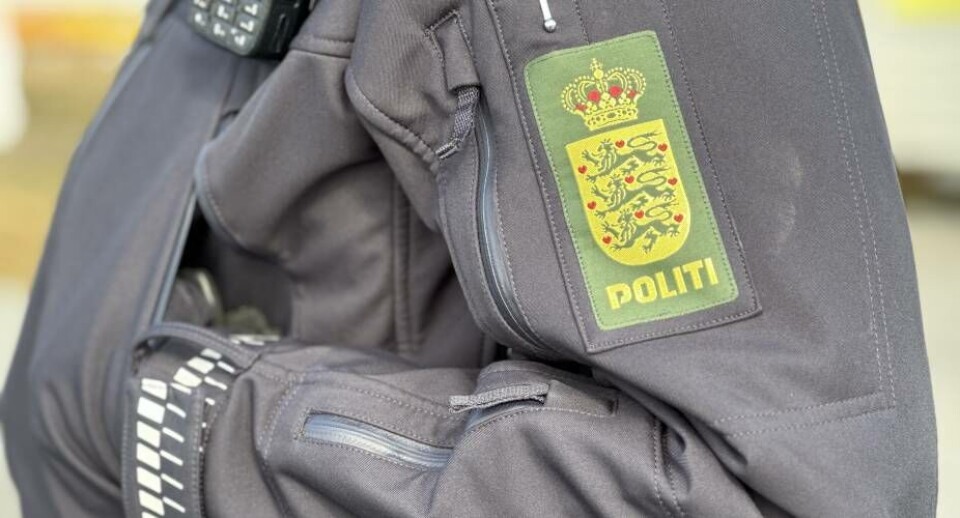 Nu har Grønlands politi sendt en politibetjent til det grundstødte Ocean Explorer i forbindelse med efterforskningen.