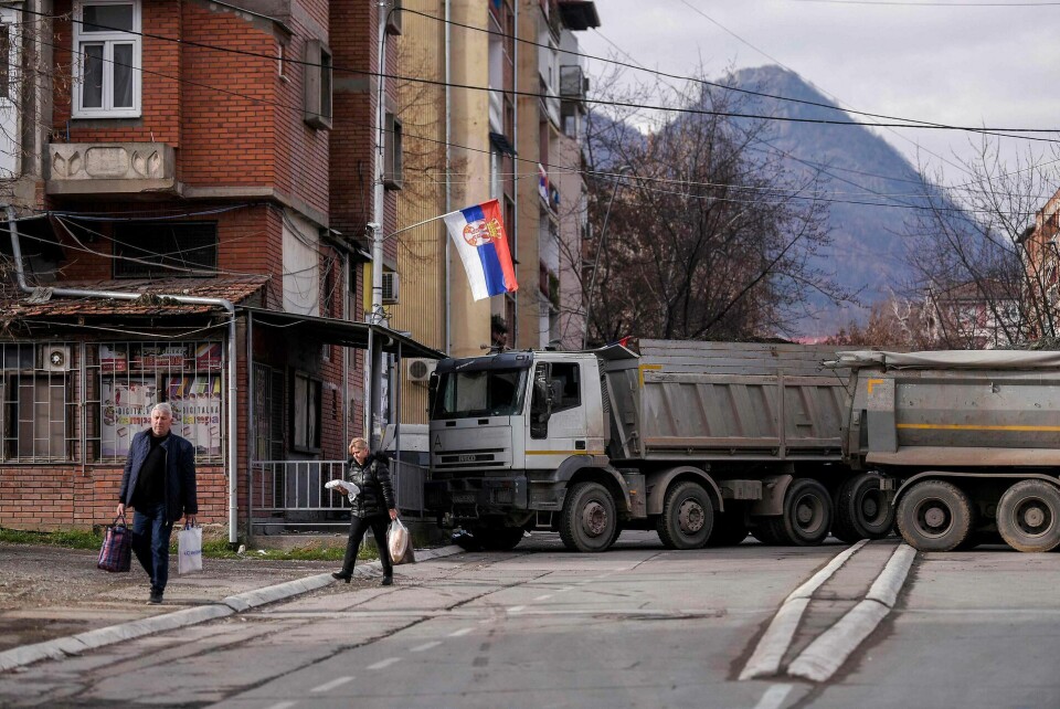 Lastbiler læsset med sten er parkeret på tværs i den serbiske del af byen Mitrovica i det nordlige Kosovo.