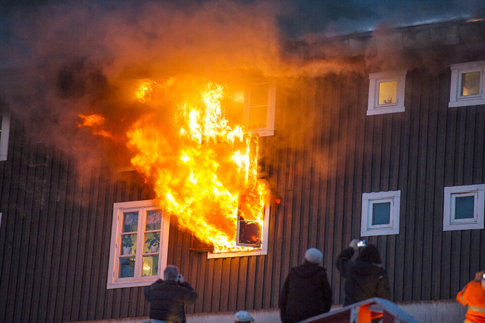 Ved 9.15-tiden fredag morgen i sidste uge udbrød der brand i en lejlighed i boligkomplekset Qullilerfik ved Radiofjeldet i Nuuk. Foto: Leiff Josefsen