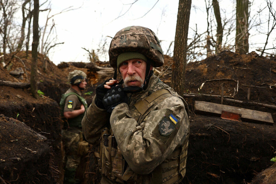 En ukrainsk soldat ved 1. Kampvognsbrigade under et russisk artilleriangreb nær Donetsk lørdag.