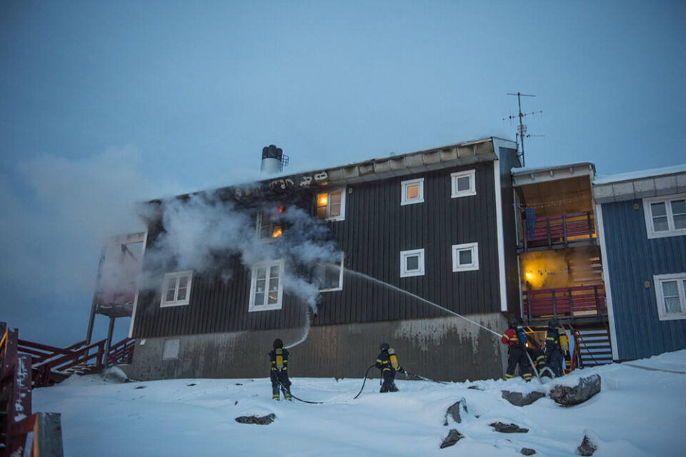 Branden udbrød ved 9.15-tiden fredag i en lejlighed i boligkomplekset Qullilerfik ved Radiofjeldet. På billedet er branden kommet mere under kontrol. Foto: Leiff Josefsen