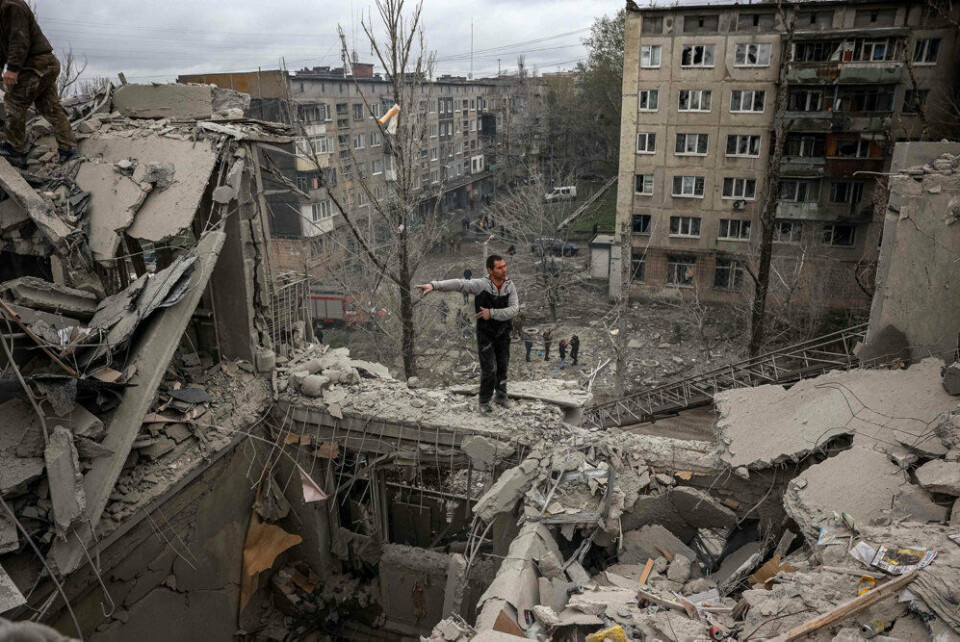 Flere mennesker har været begravet i murbrokkerne efter missilangrebet på boligblokken i Slovjansk.