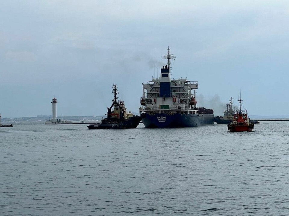 Det er fragtskibet 'Razoni', der sejler under sierraleonsk flag, som har forladt Odesa. Skibet, som på billedet bliver trukket ud af havnen af slæbebåde, er lastet med over 26.000 ton majs, som har kurs mod Libanon.