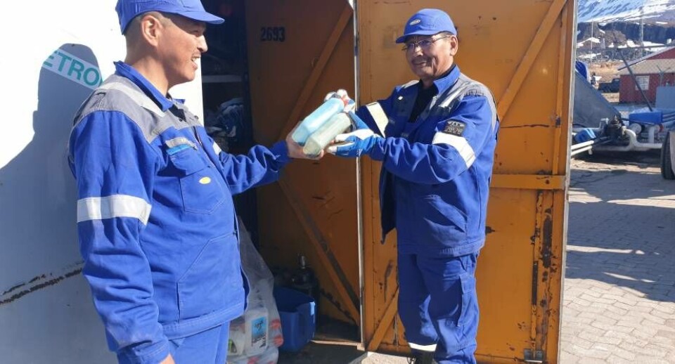 Blandt andet i Polaroil i Qeqertarsuaq returnerer fangerne smøreoliedunke. Tiltaget mindsker forurening af havet med plast.