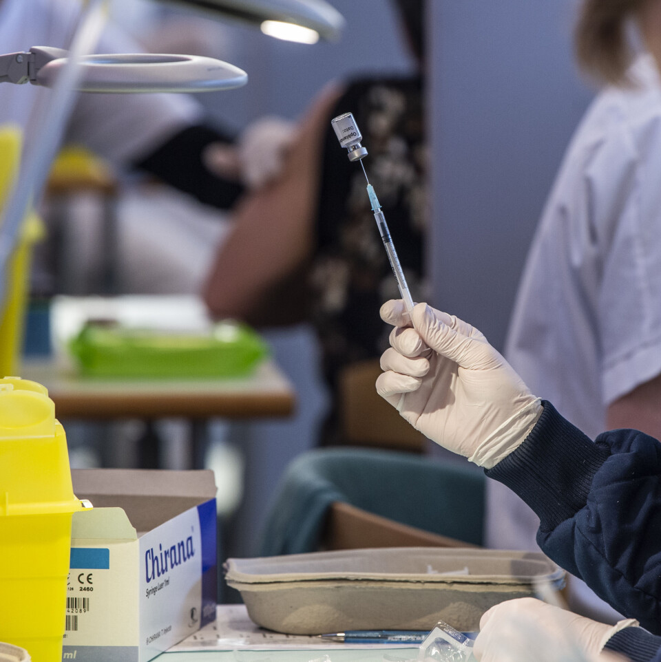 Midaldrende og den ældre del af befolkningen tilbydes i denne måned et fjerde stik af vaccinen mod Covid-19.