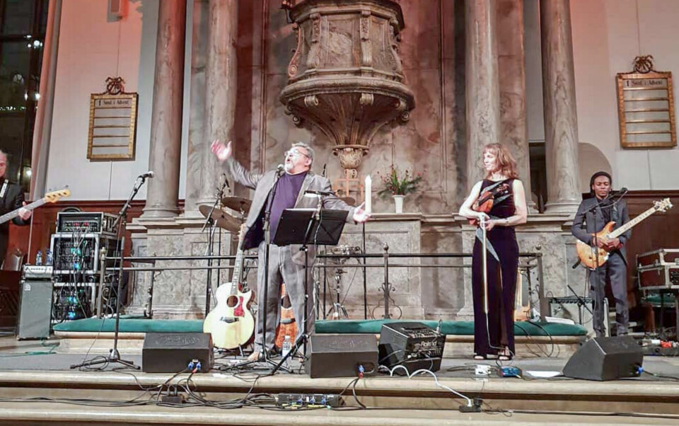 Til Rasmus Lyberths julekoncert i ChristiansKirke i København – nummer 24 i rækken- er der lynhurtigt udsolgt. Sådan var detikke første gang, hvor Lyberth selv satte80.000 kr. på højkant.
