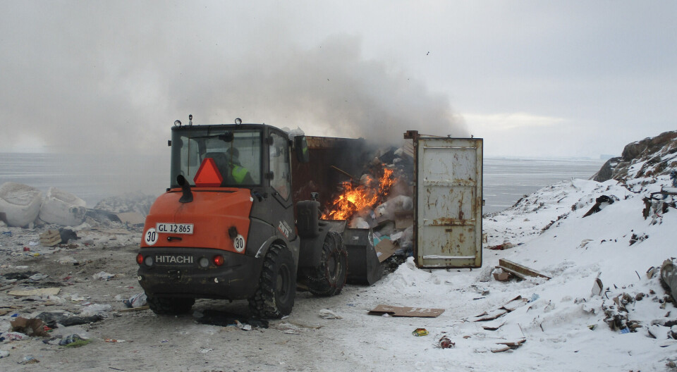 Avannaata Kommunia har fået afslag på åbne afbrændinger af affald på kommunens dumpe - her en afbrænding på dumpen i Uummannaq. (Arkivfoto)