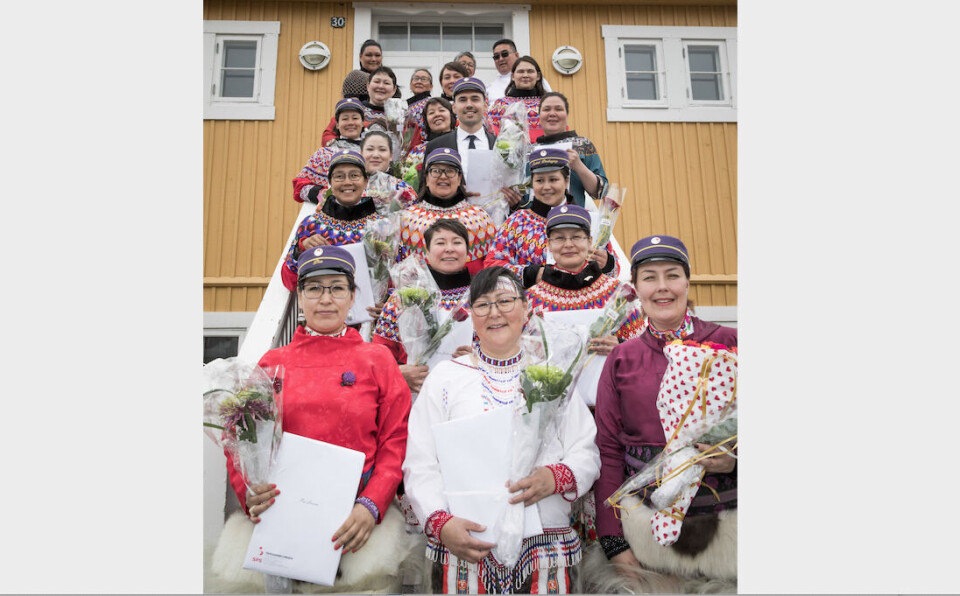 Øverst fra venstre: Fungerende områdeleder: Dida G. Heilmann, Underviser: Mia Nielsen, Underviser: AneMina Goliathsen. Rektor: Nuka KleemannMaren Marie J. Dahl, Arnaaraq Petersen, Simigaq Løvgreen, Nahomi B. Jensen, Tina Enequist, Ulla Jakobsen, Frederik Funch, Kristiane NikolajsenMikol Schmidt, Evannguaq O. Cortzen, Mona Villadsen, Thora Johnsen, Paninnguaq Gregersen, Pia Larsen, Olga Maratse, Tanja K. Thorleifsen