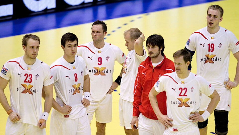 Henrik Toft Hansen, Rasmus Lauge, Lars Christiansen, Anders Eggert, Bo Spellerberg, Kasper Søndergaard og René Toft Hansen torsdag aften efter EM-kampen mod Polen. Danmarks EM-chance blev lørdag endnu dårligere. Foto: Peter Hove Olesen/POLFOTO