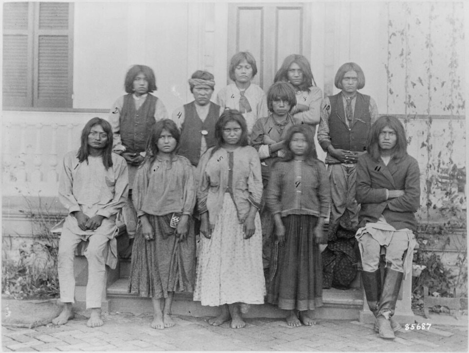 Børn af Apache-indianere ved ankomsten til en kostskole.