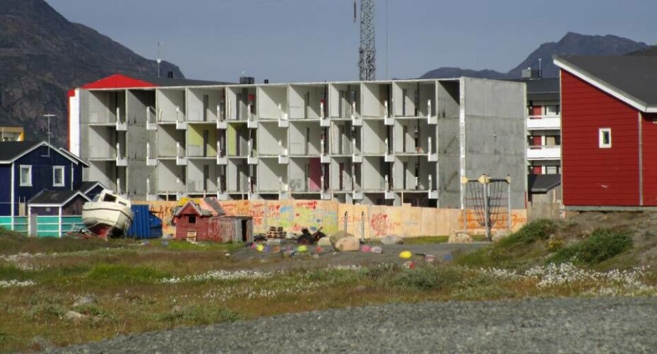 Blok i Sisimiut under nedrivning.Al udvendig og indvendig beklædning er fjernet, og det er betonen, der står tilbage