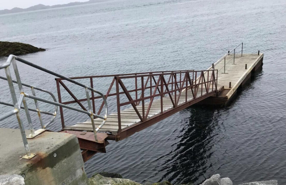 Pontonbro ved Kolonihavnen i Nuuk. En pontonbro ved Kangerluarsuk Tulleq vil have samme principielle udformning, idet der også her vil være store forskelle i vandstanden grundet tidevand