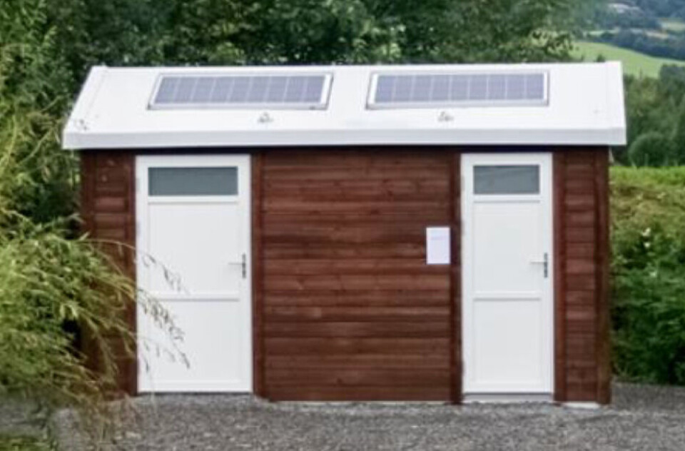 Eksempel på en solcelledrevet toiletbygning af en konstruktion, som kunne tænkes anvendt på rastepladser på vejen fra Kangerlussuaq til Kangerluarsuk Tulleq.
