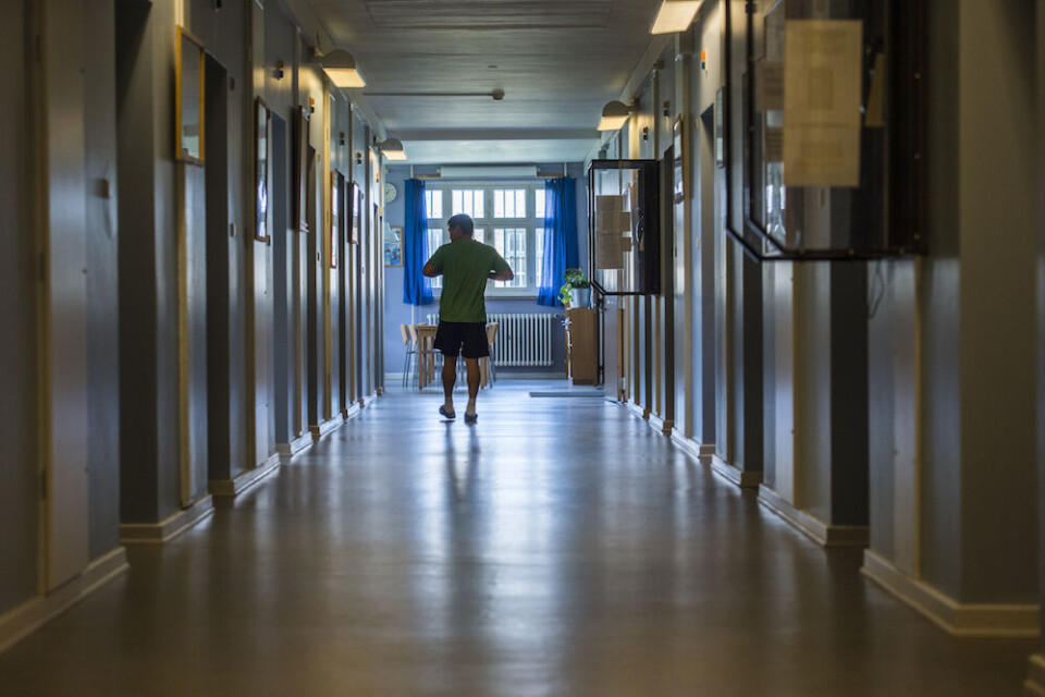 Anbragte i Herstedvester Fængsel, som ikke vil overføres til den nye anstalt, mister retten til, at pårørende kan få betalt en årlig besøgsrejse til Danmark.