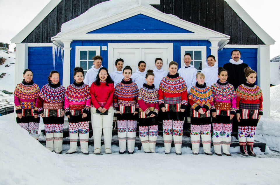 Glade konfirmander i Sisimiut søndag den 3. maj foran den gamle kirke sammen med deres præst Paulus Christensen. Konfirmation, Sisimiut, 030515