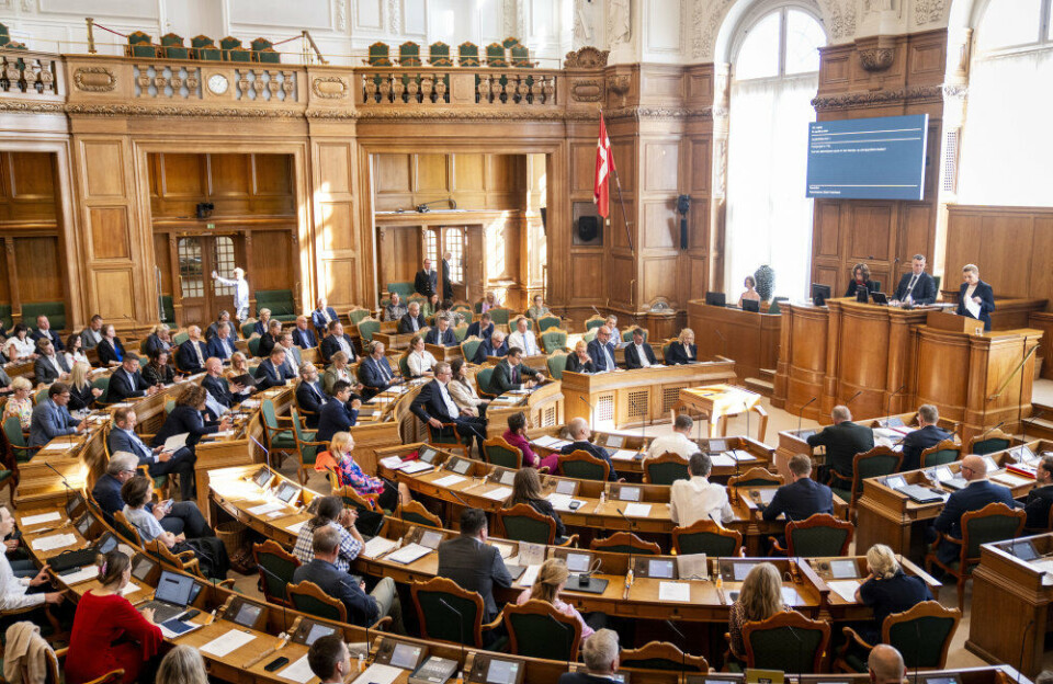 Politikkerit inoqatinut attaveqaatinik atuinerat inatsisiliornermut piffissaajaataasarpoq