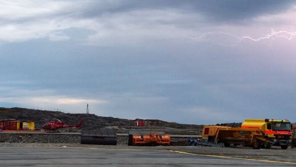 Torsdag morgen ved 04-tiden fangede Pavia Tobiassen et sjældent syn, da han tog dette billede af et lyn i nærheden af Nuuk Lufthavn. Foto: Pavia Tobiassen