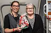 Air Greenland-passagererne er glade for kabinepersonalet hos Jettime. Her er det Lene Grønkjær fra Billund, der takker Jettime-kabinechef Birgit Grønbæk for turen med et stykke hæklet husflid.