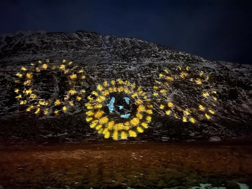- Vi ønsker at give et flot og mindeværdigt lys show her i juletiden for borgerne langs kysten, siger Arctic Umiaq Lines direktør, Jens-Jakob Sandgreen.