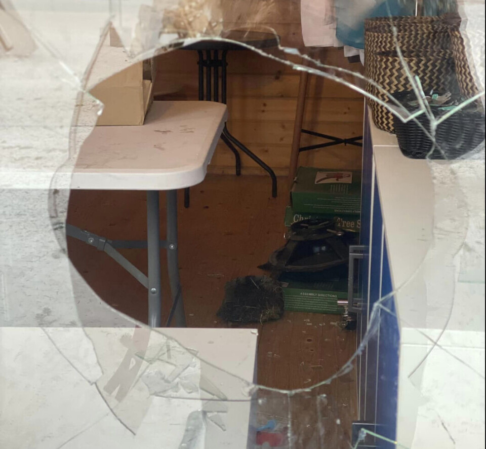 fortæller, at der ikke er noget af værdi at stjæle i den lille butik og beder om, at den ikke ødelægges. Greenland Escape