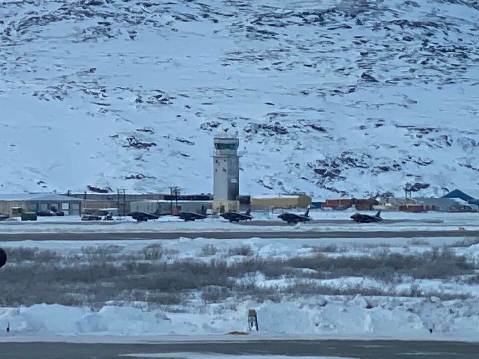 I marts havde Kangerlussuaq besøg af amerikanske jagerfly. Hvis forsvaret får deres ønske opfyldt bliver kampfly i bygden ikke et særsyn.